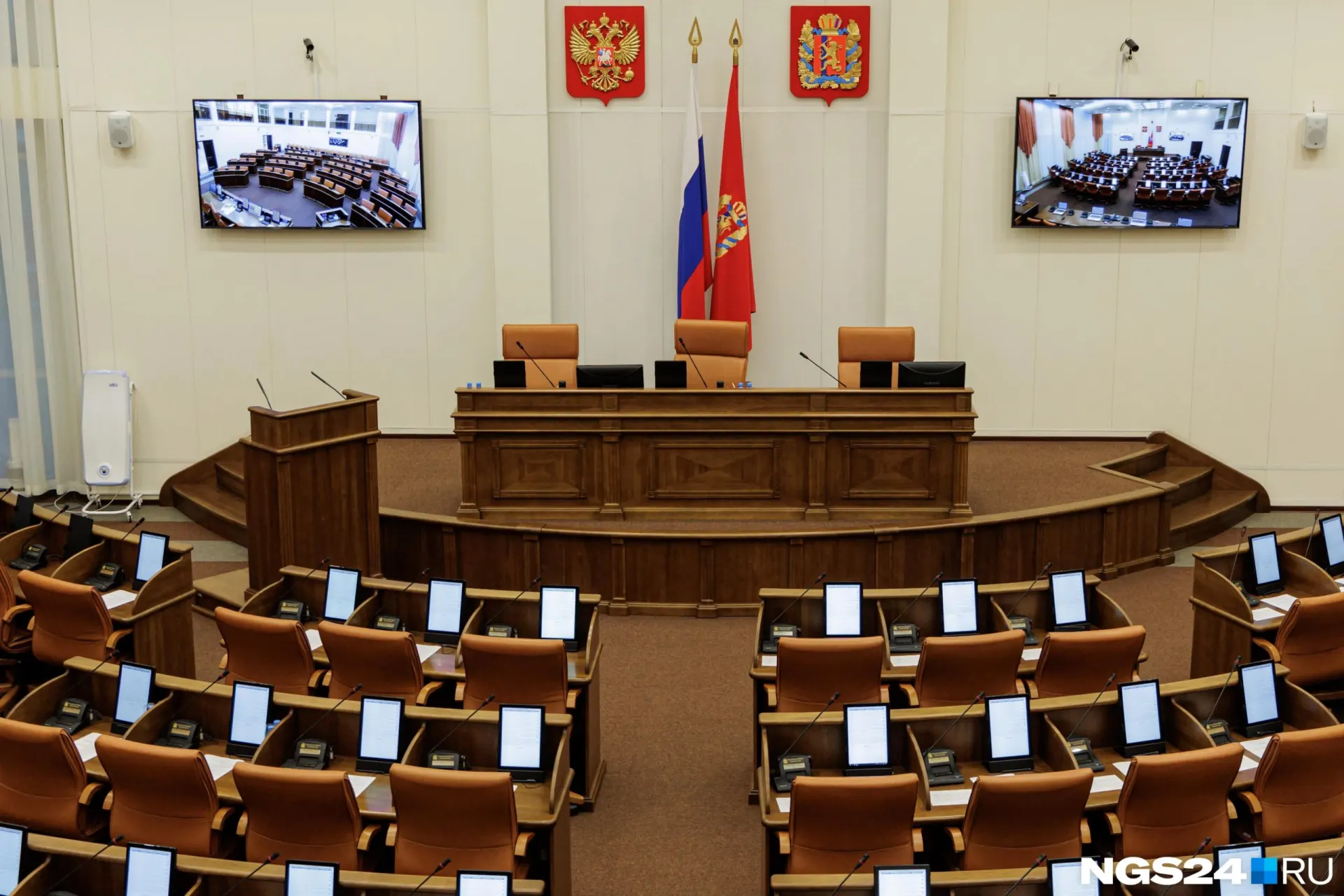 Депутат получил мандат после передачи от Мариной Бубликовой; ранее фигурировал в уголовной сводке, суд ограничил его контакты с сожительницей и исключил из этики краевого парламента.