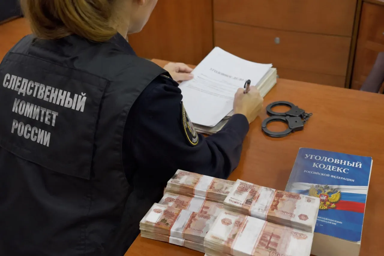 Жительницу Шипуновского района подозревают в присвоении выплат, предназначенных детям погибшего участника СВО; следствие утверждает, что деньги тратились на личные нужды, сумма более 9 млн ₽; материалы направлены в суд.