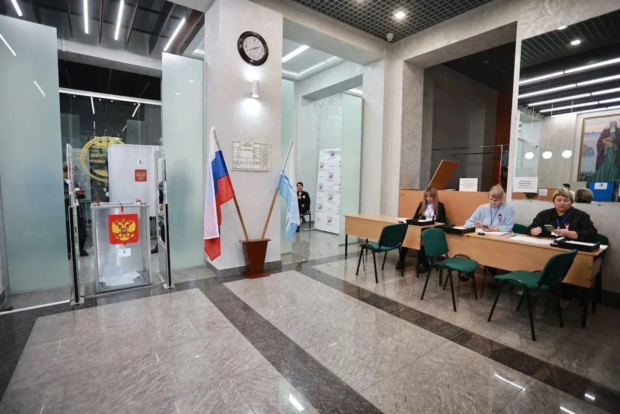 235 участковых участков работают в регионе; жители могут голосовать онлайн через госуслуги; голосование продлится 18–20 сентября.