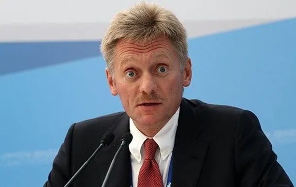 Пресс-секретарь президента заявил, что в РФ доступ журналистов не ограничивают, тогда как США вводят запреты.
