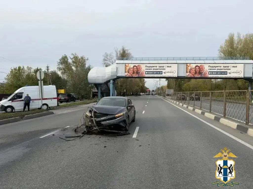 35-летний водитель Honda CR-V без прав въехал в ограждение на Старом шоссе и опрокинулся на полосу встречного движения; травмы получили водитель и четверо пассажиров, двое из которых несовершеннолетние.