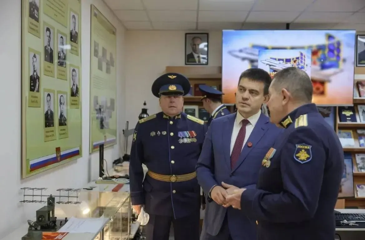 Губернатор региона поздравил военных курсантов и обсудил вопросы технологического суверенитета, а также инфраструктурные задачи региона.