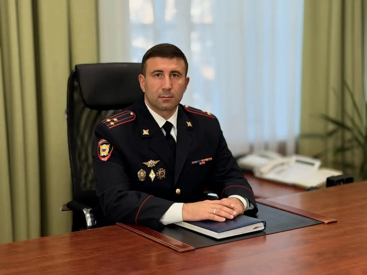 Полковник Максим Ковалёв возглавил городскую полицию. Ранее он работал в следственных подразделениях на транспорте, возглавлял Зеленогорск и Железногорск, а позже — краевое подразделение по делам несовершеннолетних. Предыдущий руководитель, Геннадий Березин, перешёл на должность в МВД Еврейской автономной области.