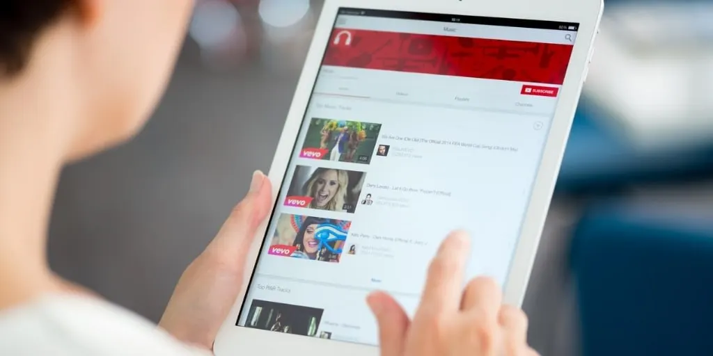 YouTube стал основным драйвером роста видеопотребления в России в первой половине 2026 года; данные Future Lab и Mediascope показывают рост времени просмотра до 87,7 минуты в день на человека.
