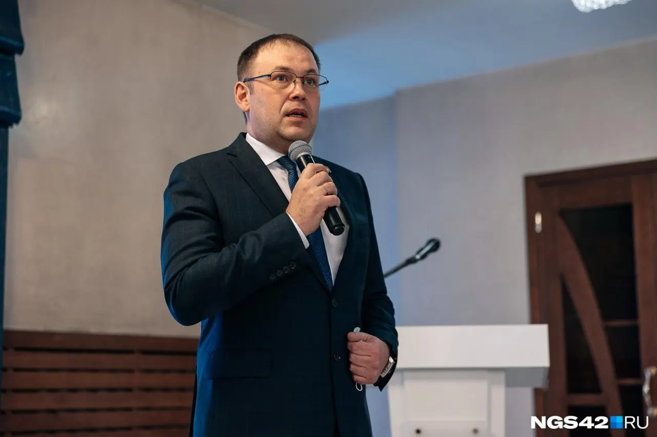 Глава региона три года совмещает руководство регионом с подработкой в КемГУ; вуз не раскрывает размер оплаты и должность. По пояснениям властей, преподавательская деятельность идёт в свободное время и часть средств идёт на покупки книг.