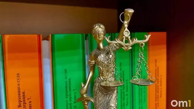 Омская женщина добилась компенсации после травмы в троллейбусе во Владивостоке; суд обязал перевозчика выплатить 300 тысяч рублей.