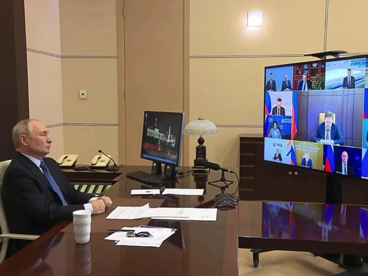 О релокации сотрудников РусГидро рассказали на правительственном совещании: перенос офиса завершён в июле 2025 года после более чем трёх лет подготовки; сотрудникам оказали финансовую помощь, выбрали жильё и организовали адаптацию семей.