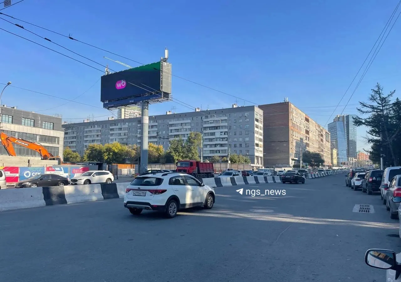 Проезд по проспекту Димитрова снова открыт в обе стороны после летнего закрытия; для пешеходов часть тротуара у перекрёстка с Вокзальной магистралью остаётся закрытой.