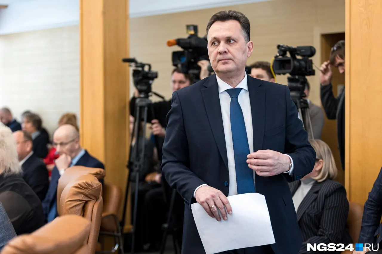 По данным декларации за 2025 год, доход мэра Красноярского края составил 17,1 млн рублей, включая официальную зарплату, проценты по вкладам и доходы от продажи имущества. В собственности — участки в Москве и Красноярске, дома и квартиры, а также автомобили Lexus LX570 и Chery Tiggo 4 Pro.