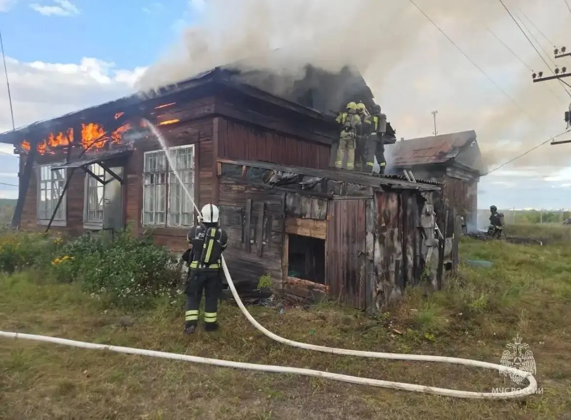 Пожар на остановочном пункте Ползуново потушен; площадь пожара — около 250 м²; пострадавших нет; движение пассажирских поездов не нарушено.