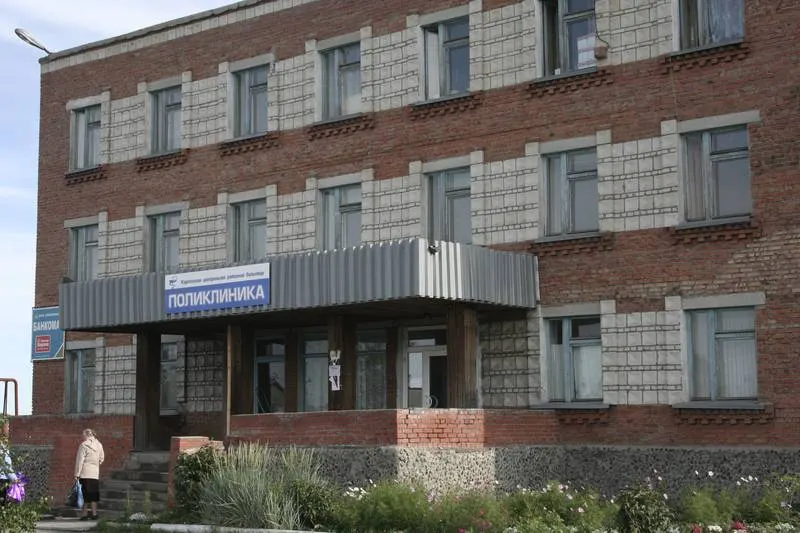 Прокуратура выявила задержку зарплат 193 сотрудников Каргатской центральной районной больницы; суд обязал выплатить долг на сумму 799 тысяч рублей.