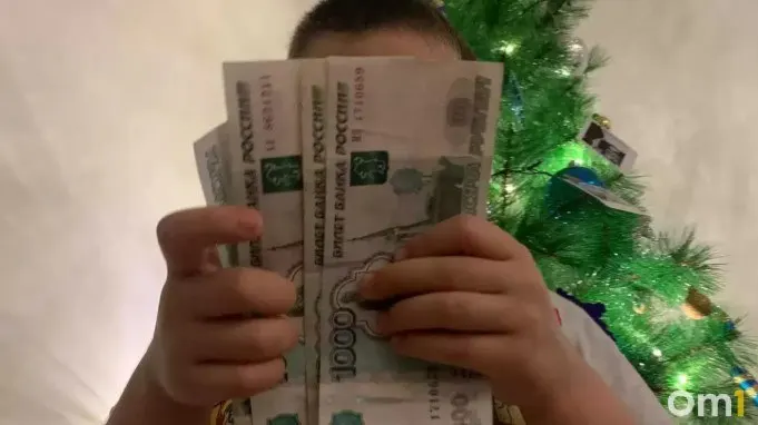 Единовременная выплата в размере 300 тысяч рублей назначается семьям при рождении третьего ребенка в 33 регионах; условие — возраст родителей на момент рождения не старше 36 лет.