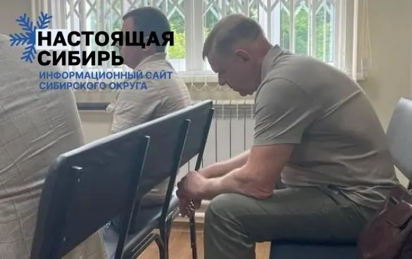 После ареста мужа бывшей чиновницы по делу о мошенничестве в строительстве жилья для сирот он подписал контракт с Минобороны и отправился на фронт; расследование продолжается.
