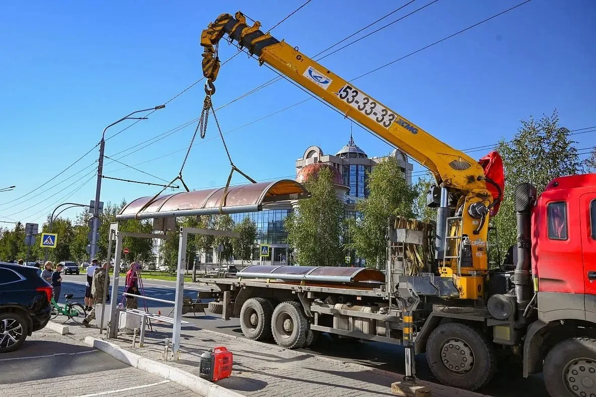 14 новых павильонов заменят устаревшие остановки в центре города на участке от площади Баварина до площади Октября; работы реализуются в рамках нацпроекта «Туризм и гостеприимство».