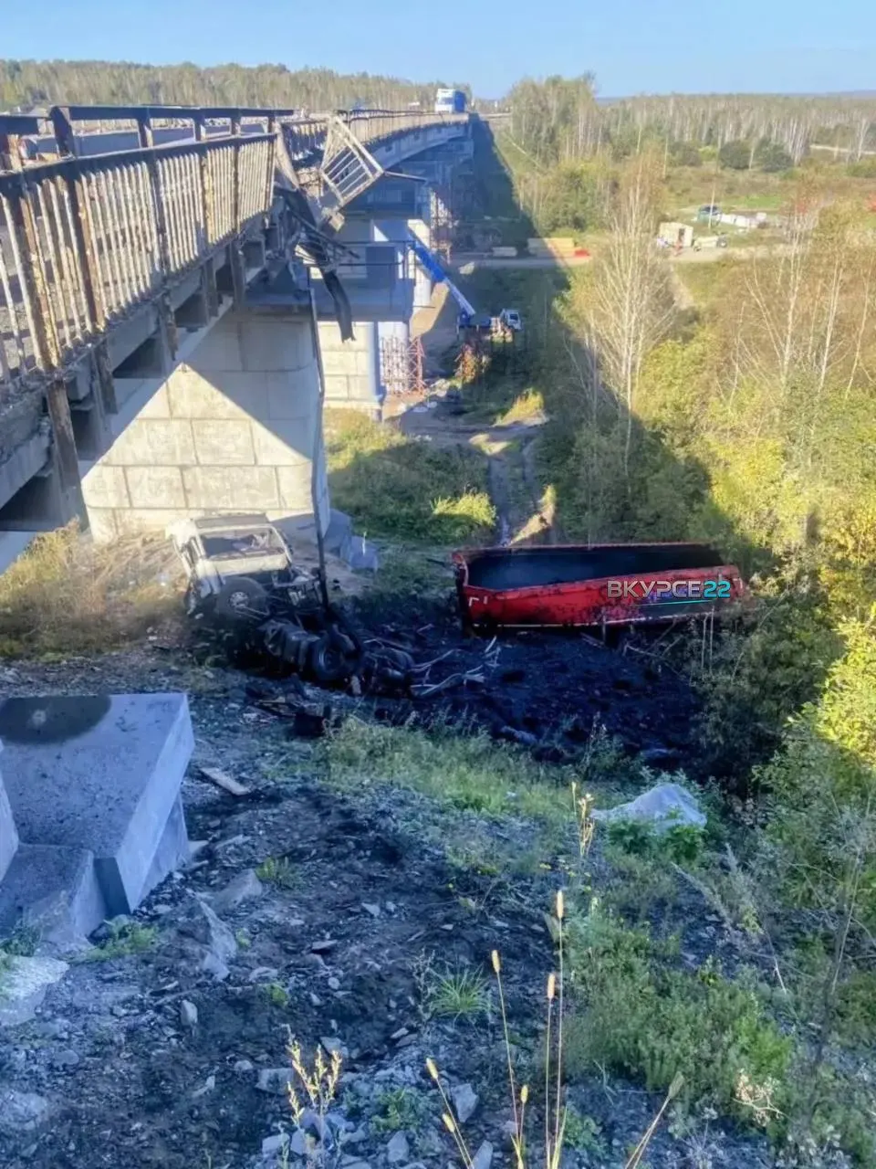 Утром 8 сентября на трассе Алтай — Кузбасс грузовик пробил ограждение моста над рекой Костиху и упал вниз. Водитель получил травмы и доставлен в больницу Заринска.