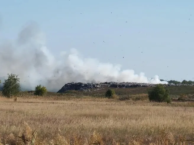 Мусорный полигон в Калачинском районе Омской области снова горит; над городом стоит густой дым, тушение ведут местные районы.
