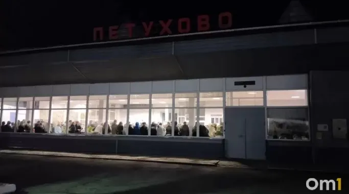Пассажиров поезда №97 Тында — Кисловодск эвакуировали на станции Петухово в Курганской области; около 300 человек ждали объяснений, причина остановки уточняется.
