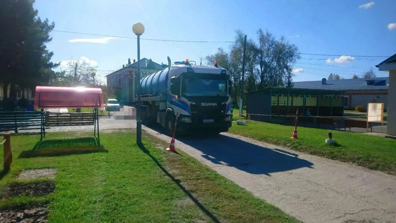 52-летний мужчина погиб на месте после наезда грузовика Scania возле села Лесное; по делу ведется расследование и устанавливаются версии.
