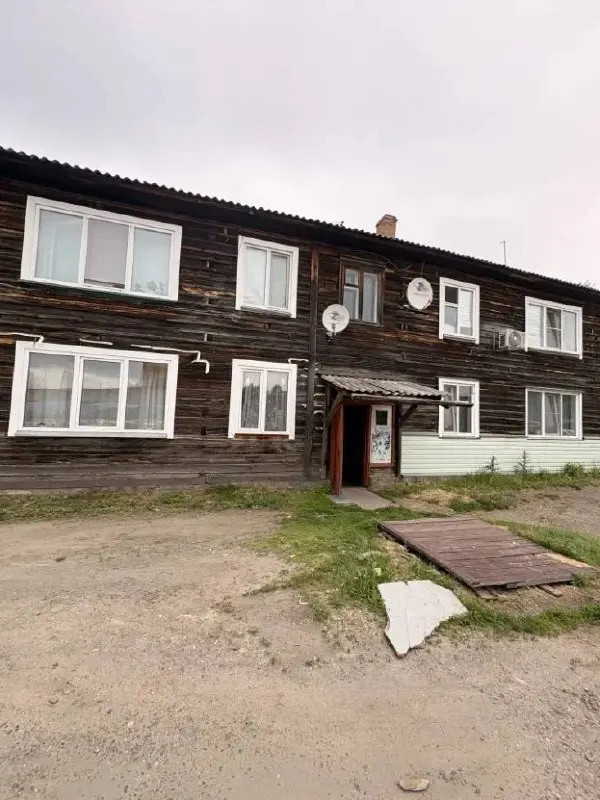 Соседи обнаружили на улице неухоженного ребёнка; мать праздновала день рождения. Участковый попытался войти в квартиру — женщина ударила его и скрылась. Суд назначил условное наказание и взыскал компенсацию морального вреда и расходов на адвоката.