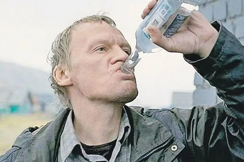 Средний житель региона выпивает свыше 8 литров алкоголя в год; часть объёма приходится на домашний самогон, что нередко приводит к отравлениям и психозам.