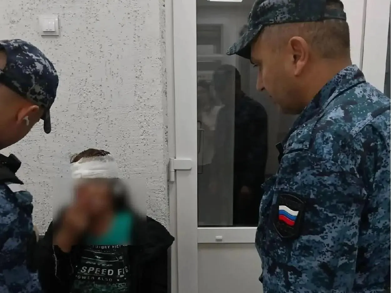 Пристав спас пострадавшую женщину на Красном проспекте: он увидел её в разбитой машине, вызвал медиков и оказал первую помощь до приезда скорой.