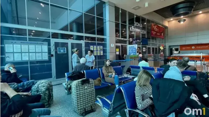 Из Омска задержали два рейса: FV6148 в Сочи — до 13:10, KL308 в Санкт-Петербург — до 17:10; регистрация идёт на рейс в Москву, вылет запланирован на 09:25. Остальные утренние рейсы выполняются по расписанию.