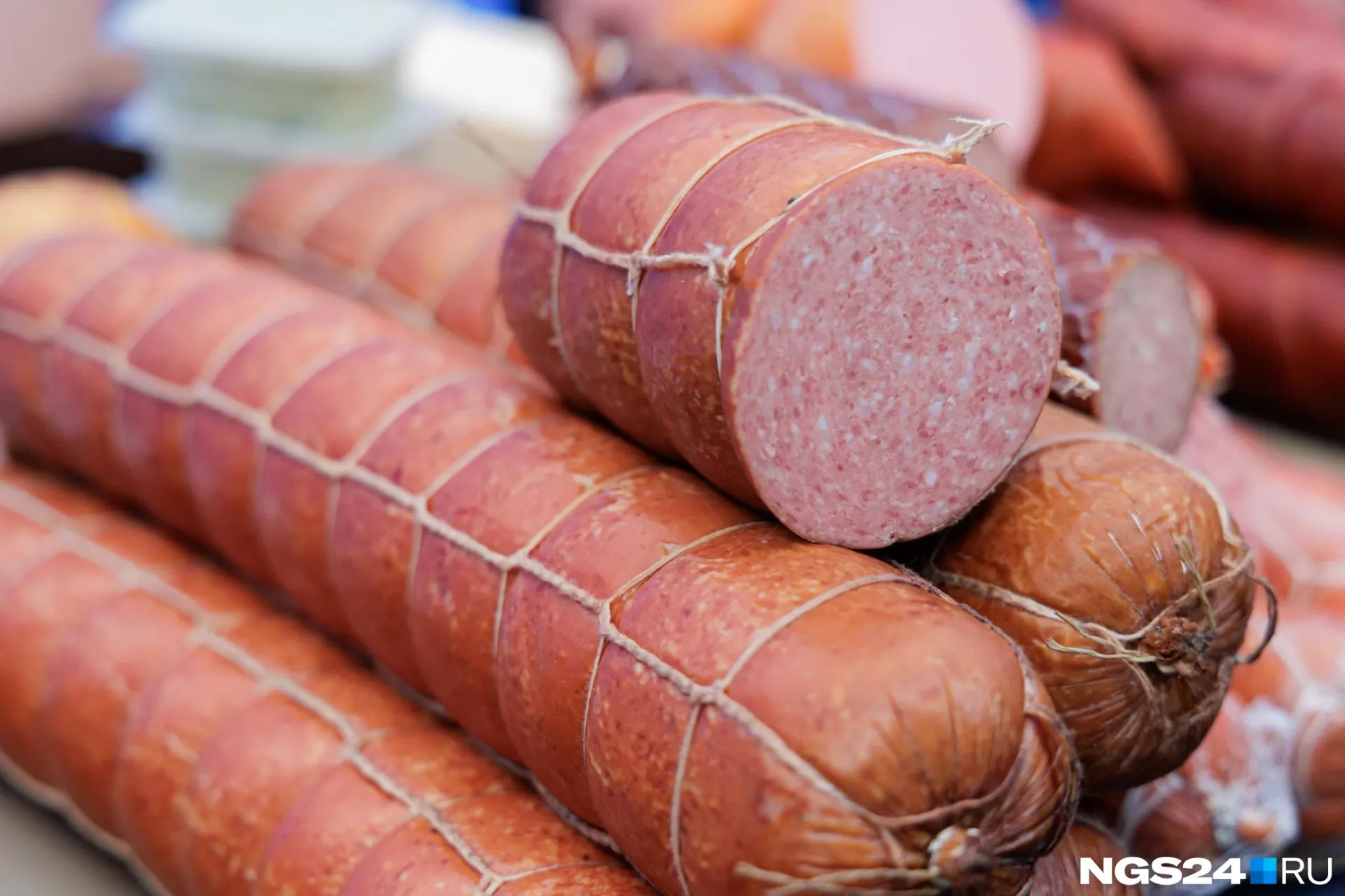 На поставку включены чипсы со вкусом краба, колбаса, шоколад и газировка; товары будут реализованы в 19 магазинах Омской и Томской областей в рамках полугодового контракта.