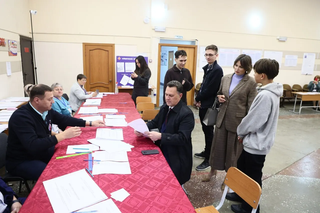 Глава города посетил участок № 334, расположенный в техникуме на улице Калинина, 80, и подчеркнул важность участия граждан в выборах.
