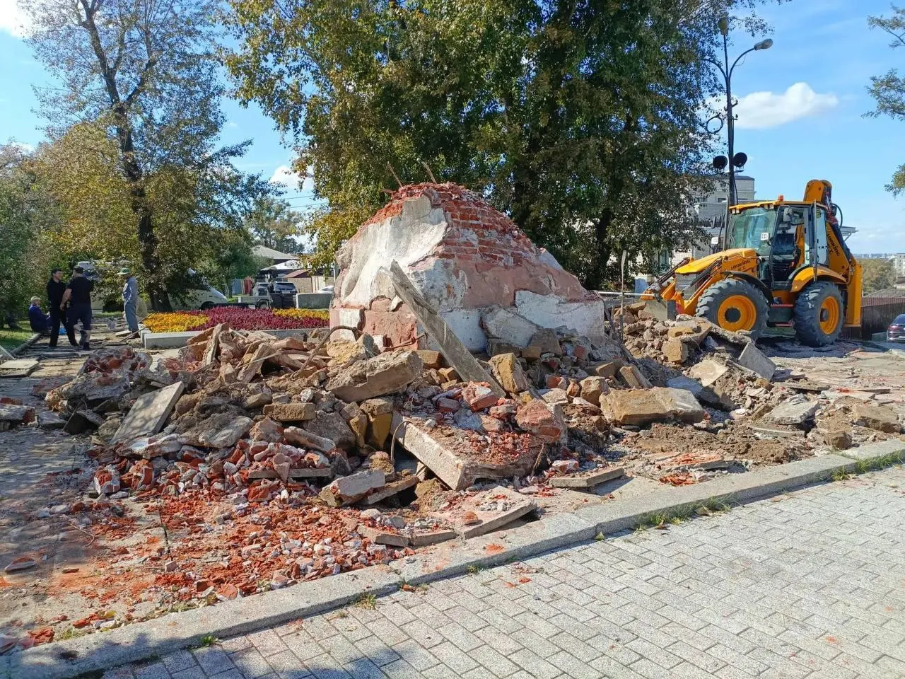 Памятник на мемориальном комплексе «Иерусалимская гора» в Иркутске снят с охраны для реставрации; власти объявляют о реконструкции, а в городе идут дискуссии о бюджете и судьбе монумента.