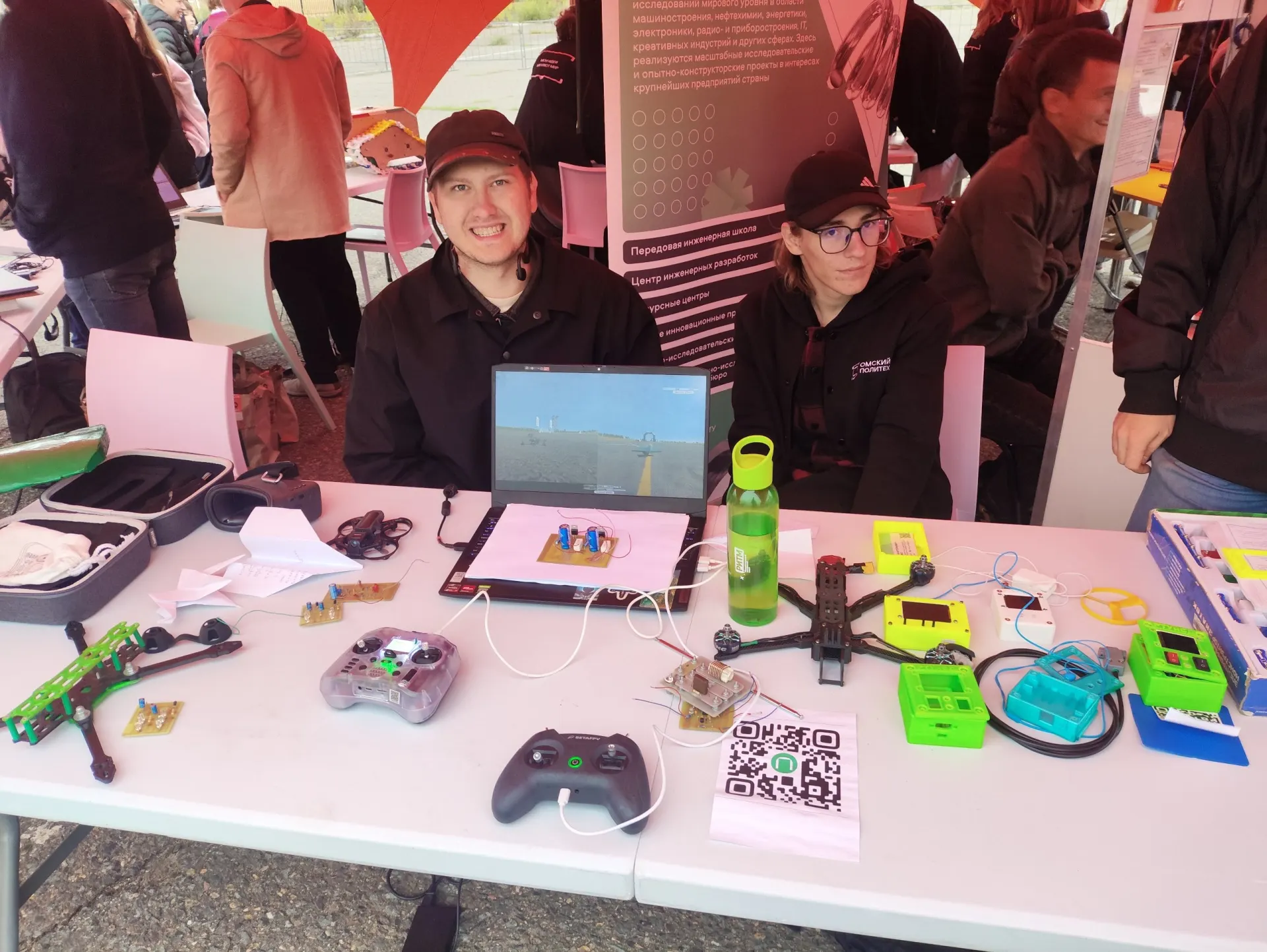 В Омске стартовал фестиваль OM FEST 2026. Студенты и школьники участвуют в интерактивных активностях, финал пройдет в школе 21.