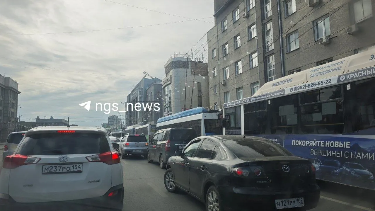 В Новосибирске снова заторы: часть центра перекрыта, на перекрёстках дежурят регулировщики. Горожане призывают делиться информацией о задержках.