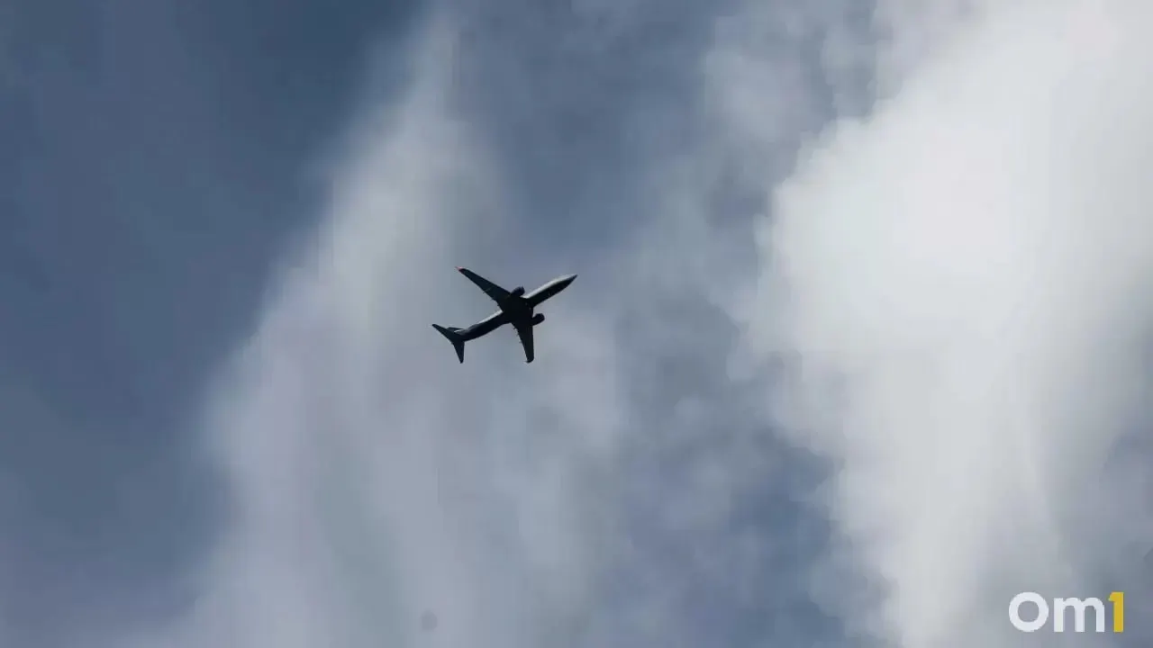 Из‑за ограничений в аэропорту Сочи рейс Омск — Сочи задержан почти на сутки; пассажирам рекомендуется проверять статус рейса онлайн.