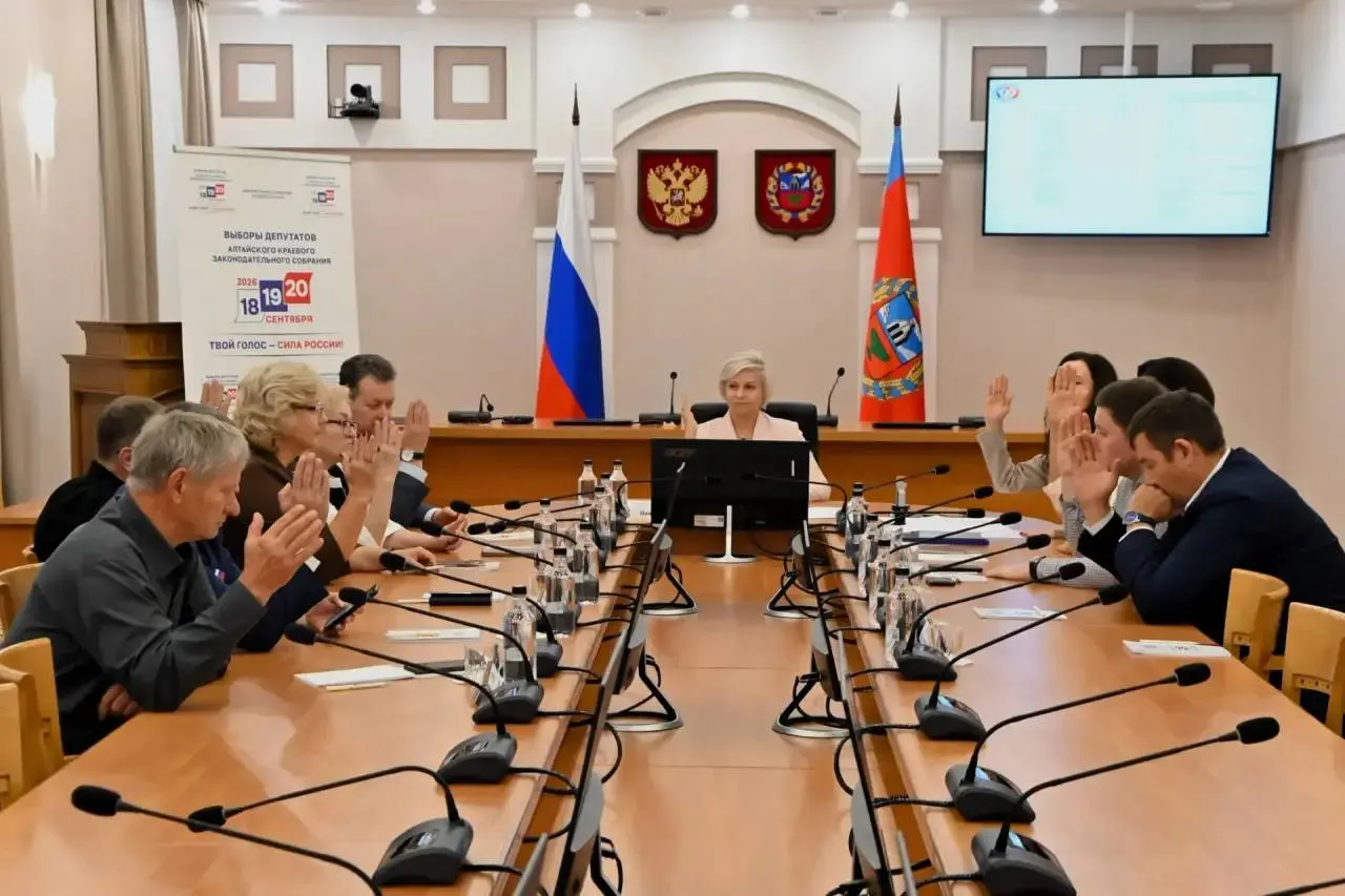Итоги выборов депутатов Алтайского края: партии набрали разный процент голосов, а распределение мандатов выглядит так: Единая Россия — 42,03%; КПРФ — 17,88%; ЛДПР — 11,94%; Новые люди — 10,56%; Справедливая Россия — 6,94%; Партия пенсионеров — 4,40%; Коммунисты России — 4,25%.