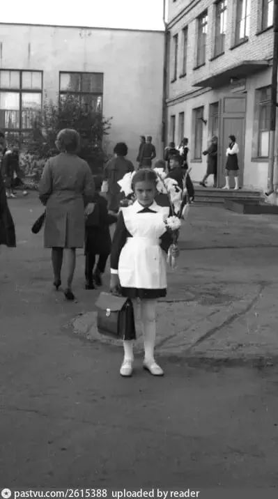 Архивные фотографии школьной формы показывают, как менялись наряды и школьная жизнь региона на протяжении десятилетий.