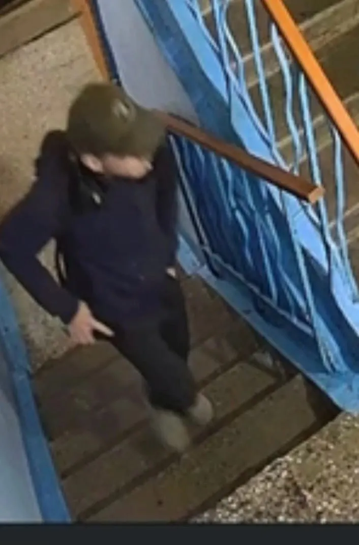 26-летний Андрей Эстов исчез после выхода из дома на Воронова; поиски ведутся в Красноярске; родственники просят о помощи.