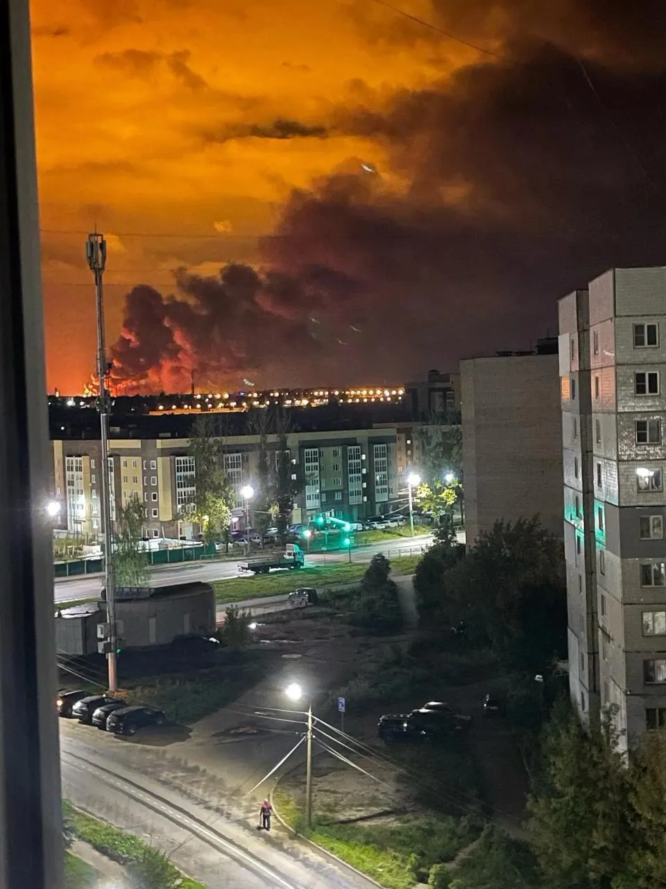 Беспилотники повредили НПЗ и отключили электроснабжение в части Ростова; пострадали дома, жертвы отсутствуют, обстановка оценивается.