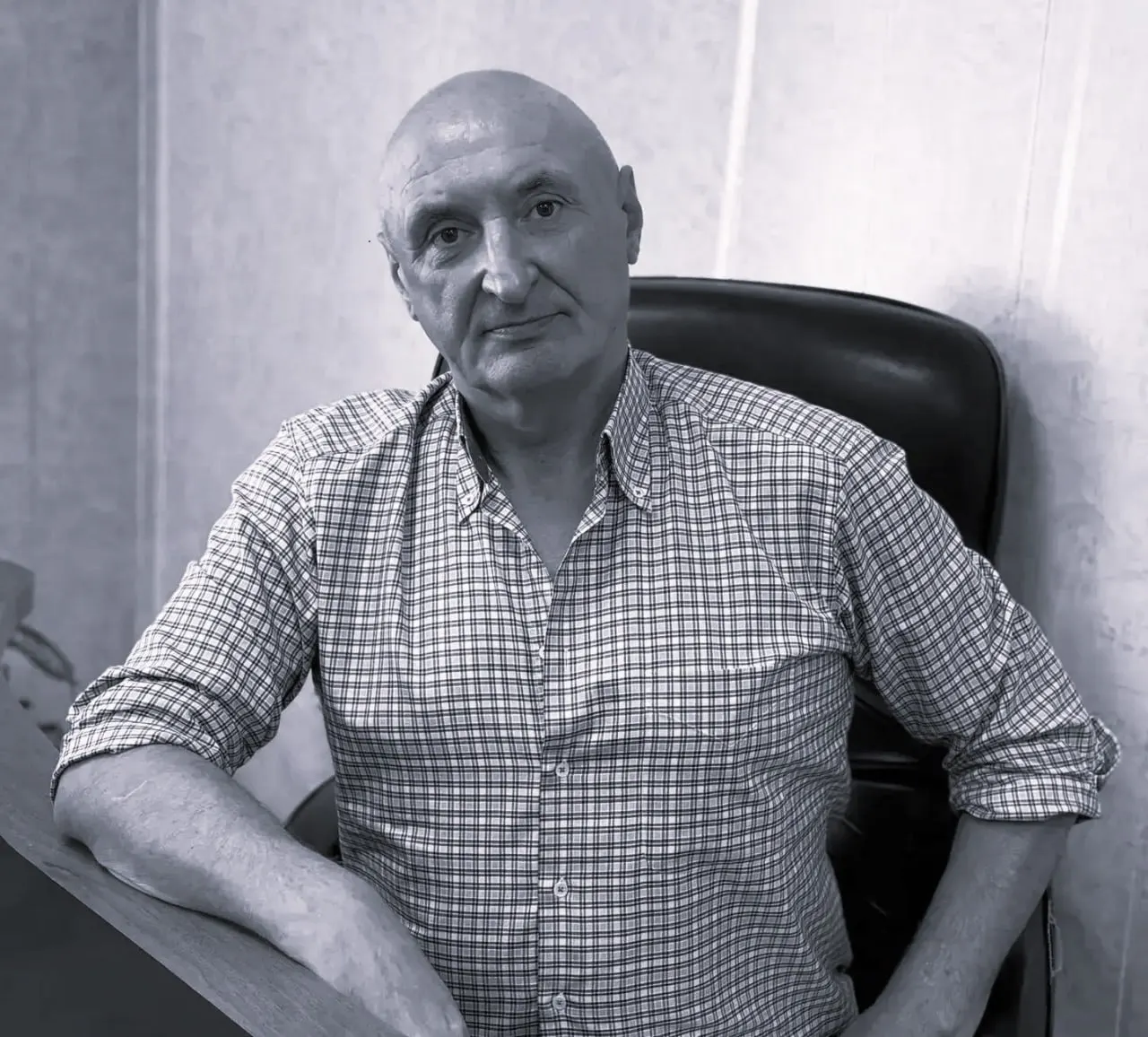 Кандидат от партии «Родина» по Шелеховскому округу №97 скончался; регистрация аннулирована; в округе осталось десять кандидатов; аналитики отмечают алфавитный принцип формирования списков.