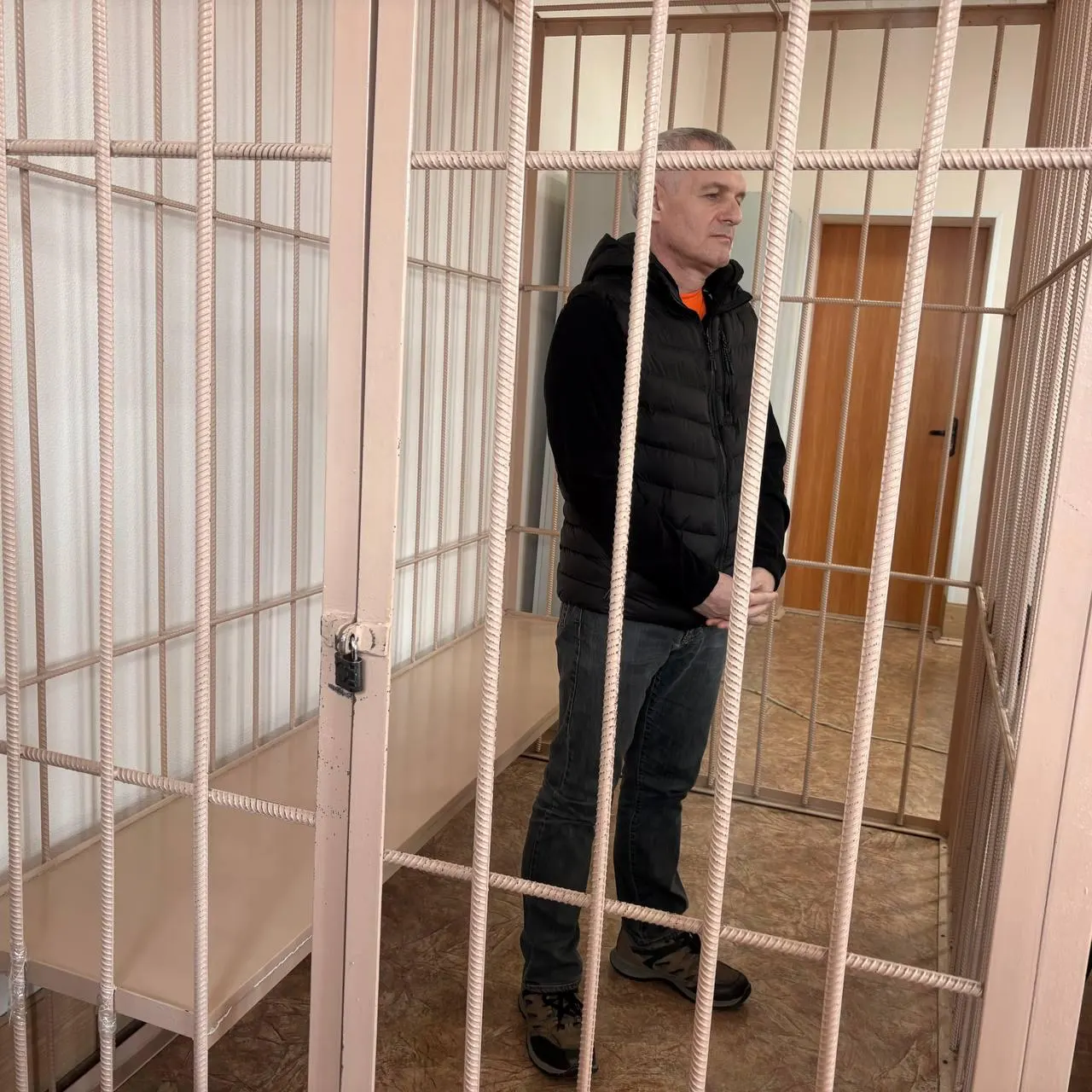 Центральный районный суд Новосибирска смягчил меру пресечения для бывшего руководителя департамента потребительского рынка мэрии: после более чем двух лет в следственном изоляторе он освобождён и находится под запретом ряда действий.