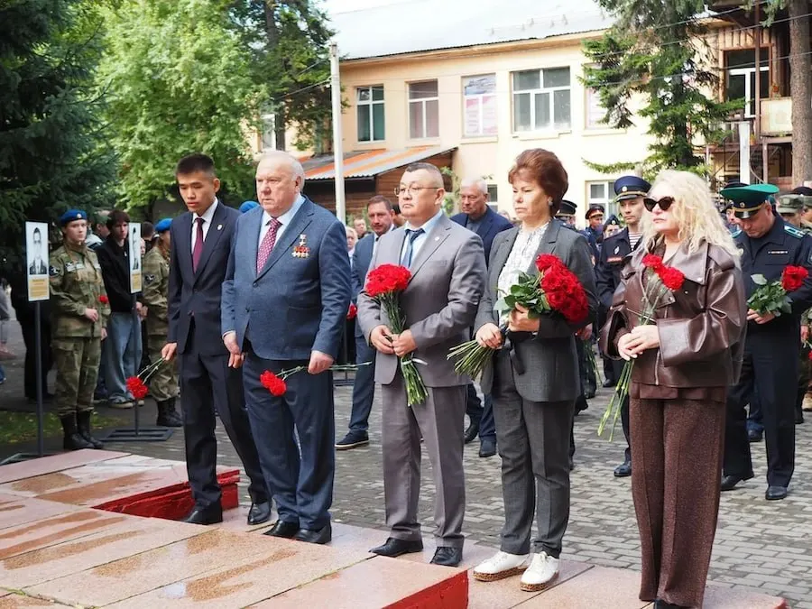 В Алтайском крае прошли памятные мероприятия: участники возложили цветы и почтили память погибших в актах терроризма, среди них сотрудники правоохранительных органов; акция прошла в Горно-Алтайске и Барнауле.
