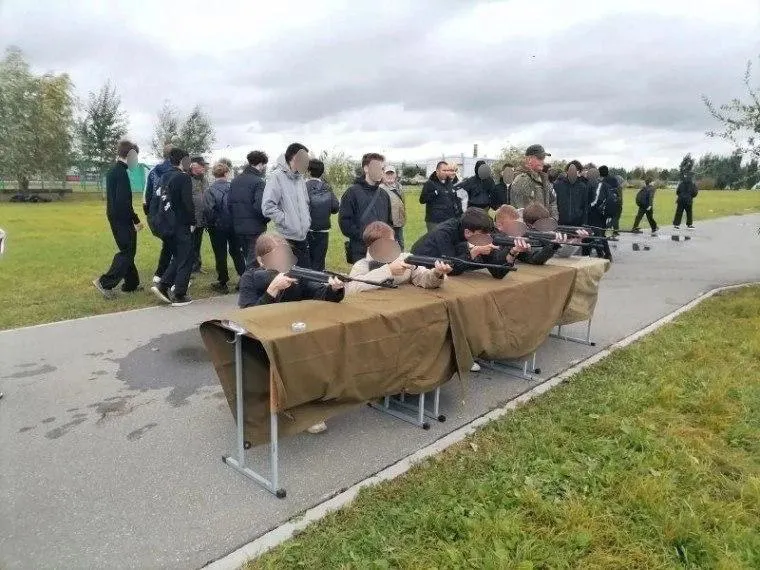 Школьники допризывного возраста соревновались в стрельбе из пневматического оружия, разборке и сборке автомата Калашникова и метании гранат, организованные Омским автобронетанковым инженерным институтом.