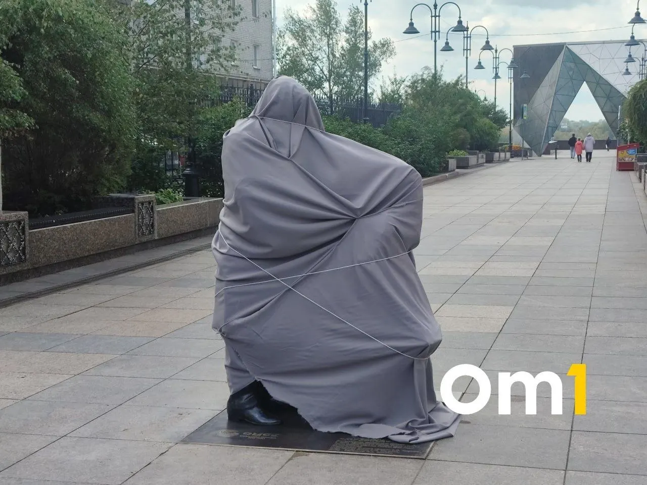 В Омске на улице Валиханова планируется установка скульптурной композиции «Музыка» автора Игоря Вахитова у здания департамента культуры. Открытие запланировано на 17 сентября: концерт и торжественная церемония.