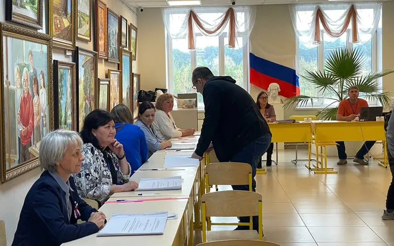 Средняя явка по России — около 44%, а в регионах СФО она существенно ниже: диапазон примерно 23–36% с выдающимися показателями в Кузбассе и Туве.