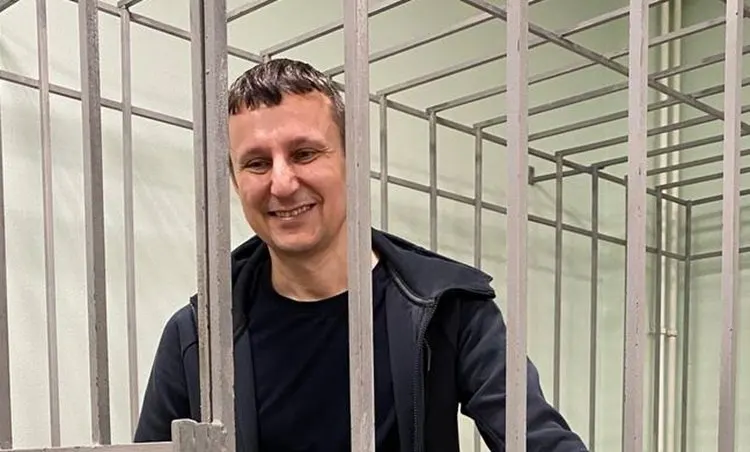 Центральный районный суд Красноярска отменил домашний арест Александра Глискова и ввёл новые запреты; дело направлено на доследование.