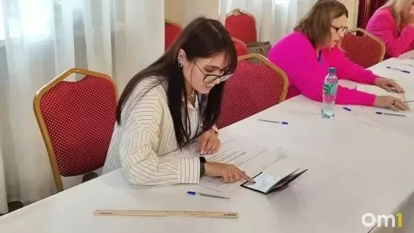 Избирательные участки Омска снова открыты: действует 1629 участков, включая три временных на вокзале, в аэропорту и в воинской части. Члены комиссий — около 15 тысяч. Голосование продлится до 20:00.