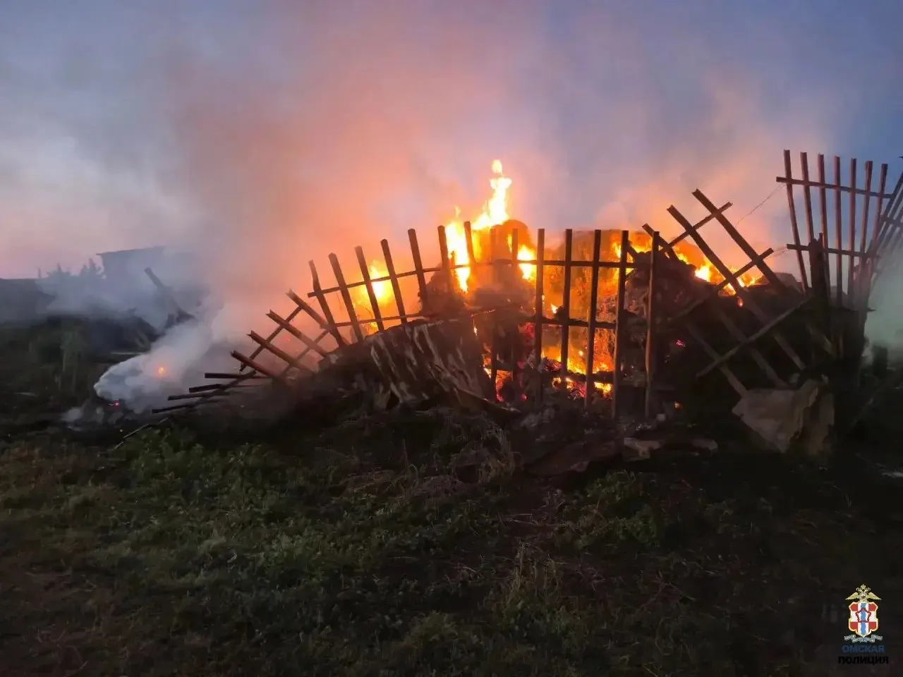 В деревне Золотухино Черлакского района ночью вспыхнул сарай; пожар потушили соседи; подозреваемый — 32-летний мужчина, ущерб — около 93 тысяч рублей.
