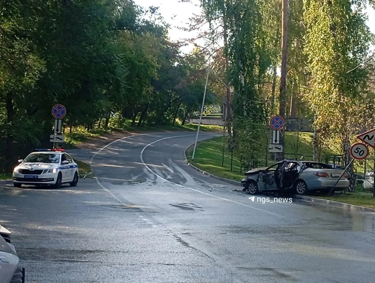 После столкновения на Дачном шоссе автомобиль загорелся; пассажирка была доставлена в больницу.