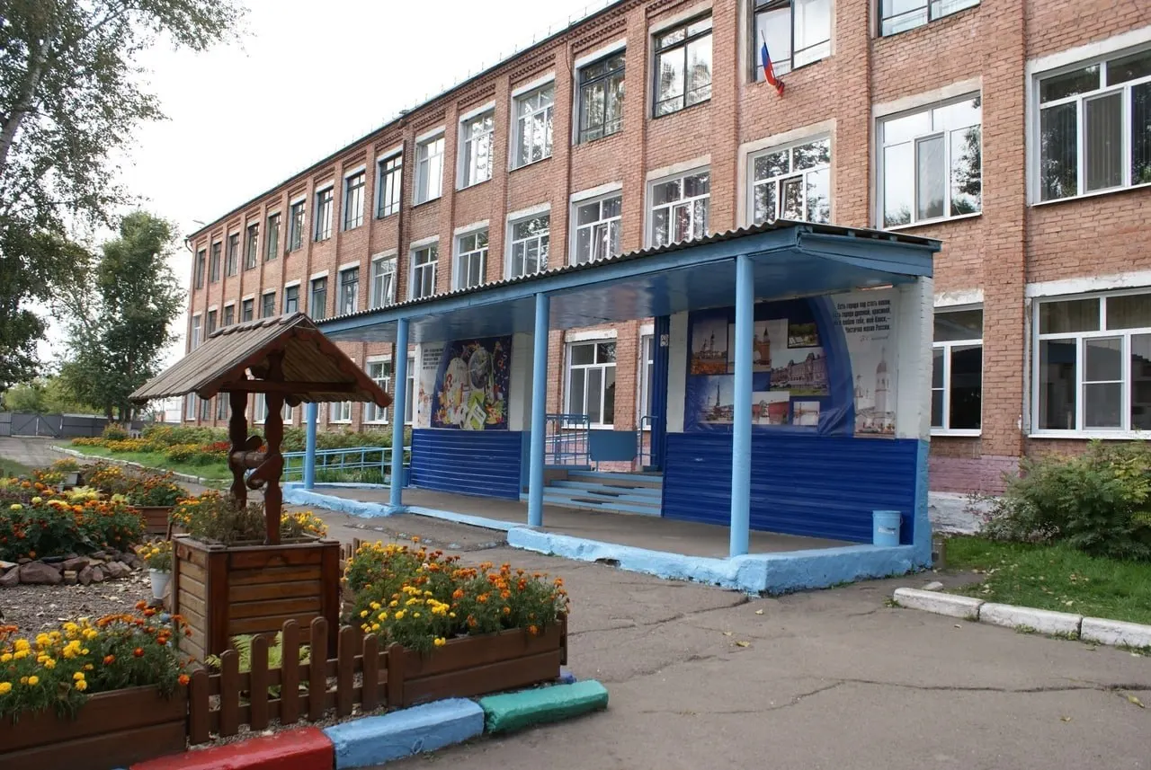 В школе №2 города Канска Красноярского края произошёл инцидент: семиклассница устроила нападение на преподавателя, применив перцовый баллончик и нож; подробности уточняются, линейка отменена.
