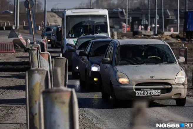 Жители Омска сомневаются в сроках сдачи моста у Телецентра из‑за задержек с выплатами рабочим и нехватки материалов; власти требуют ускорения работ.