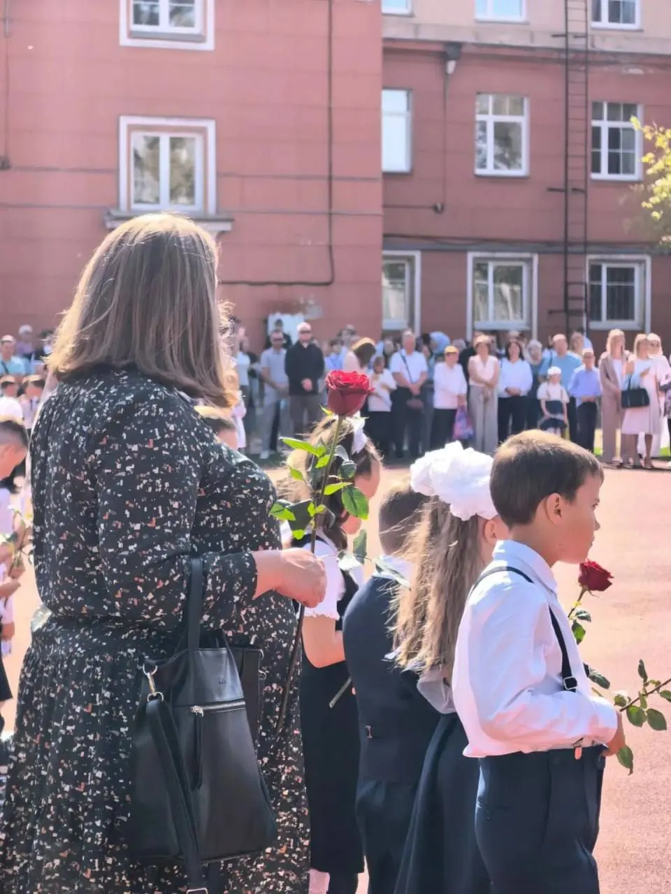 На линейке школы №12 Иркутска одиннадцатиклассники представили песню «Крылатые качели», а спортсмены продемонстрировали мастерство, радостно встреченные учителями и родителями.