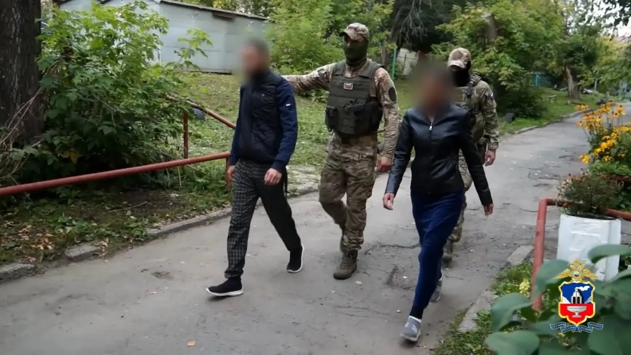 Расследование выявило, что банда заключала фиктивные браки с бойцами специальной военной операции для хищения их денег.